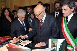 Il Presidente Giorgio Napolitano con il Dott. Giovanni Ialongo, Presidente delle Poste Italiane, durante lo speciale annullo filatelico dedicato ai 150 anni dell'Unità d'Italia