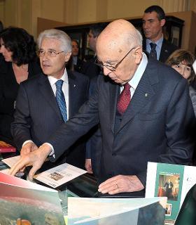 Il Presidente Giorgio Napolitano con il Dott. Giovanni Ialongo, Presidente delle Poste Italiane, durante lo speciale annullo filatelico dedicato ai 150 anni dell'Unità d'Italia