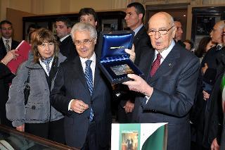 Il Presidente Giorgio Napolitano con il Dott. Giovanni Ialongo, Presidente delle Poste Italiane, durante lo speciale annullo filatelico dedicato ai 150 anni dell'Unità d'Italia