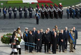 Il Presidente Giorgio Napolitano, con a fianco le più Alte Cariche della Stato, poco prima della deposizione di una corona d'alloro sulla Tomba del Milite Ignoto