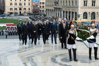 Il Presidente Giorgio Napolitano, e le più Alte Cariche della Stato, poco prima della deposizione di una corona d'alloro sulla Tomba del Milite Ignoto