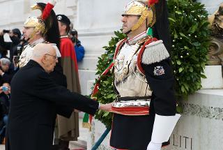 Il Presidente Giorgio Napolitano depone una corona d'alloro sulla Tomba del Milite Ignoto