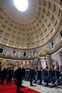 Il Presidente Giorgio Napolitano all'interno del Pantheon, in occasione della deposizione di una corona d'alloro sulla tomba di Vittorio Emanuele II
