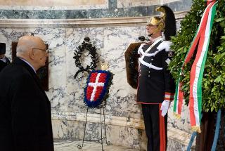 Il Presidente Giorgio Napolitano all'interno del Pantheon, in occasione della deposizione di una corona d'alloro sulla tomba di Vittorio Emanuele II