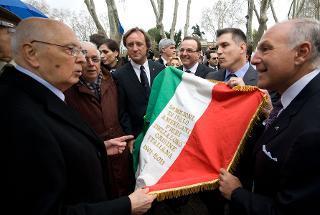 Il Presidente Giorgio Napolitano riceve da una delegazione della National Italian American Foundation - NIAF, una riproduzione del primo tricolore che sventolò in America il 14 marzo 1848