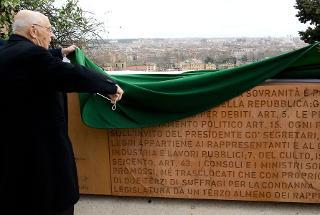 Il Presidente Giorgio Napolitano dinanzi al Muro del Belvedere del Gianicolo scopre il tratto iniziale del muro recante l'iscrizione del testo della Costituzione della Repubblica Romana