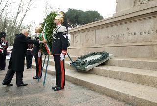 Il Presidente Giorgio Napolitano depone una corona d'alloro sul monumento nazionale a Giuseppe Garibaldi