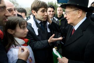 Il Presidente Giorgio Napolitano riceve una bandiera italiana da parte di una delegazione del Forum Nazionale dei Giovani, nell'ambito della manifestazione &quot;Corri per unire&quot;
