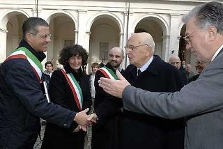 Il Presidente Giorgio Napolitano saluta alcuni Sindaci dell'Appennino Pistoiese la cui Comunità Montana ha donato al Presidente un abete natalizio