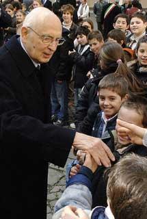 Il Presidente Giorgio Napolitano saluta un gruppo di scolari nel Cortile d'Onore del Quirinale in occasione dell'incontro con la Comunità Montana dell'Appennino Pistoiese che ha donato al Presidente un abete natalizio