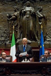Il Presidente Giorgio Napolitano, con a fianco il Presidente del Senato Renato Schifani e il Presidente della Camera dei deputati Gianfranco Fini, nel corso del suo intervento in occasione della cerimonia celebrativa del 150° dell'Unità d'Italia a Palazzo Montecitorio