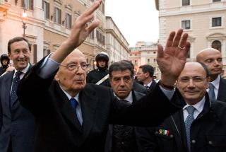Il Presidente Giorgio Napolitano risponde al saluto dei molti cittadini che affollavano Piazza Montecitorio