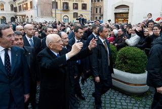 Il Presidente Giorgio Napolitano risponde al saluto dei molti cittadini che affollavano Piazza Montecitorio