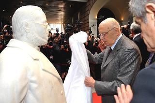 Il Presidente Giorgio Napolitano durante lo scoprimento della statua di Cavour