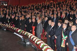 Il Presidente Giorgio Napolitano durante l'esecuzione dell'Inno Nazionale al Teatro Regio
