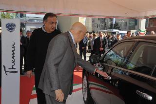 Il Presidente Giorgio Napolitano con Sergio Marchionne, Amministratore Delegato del Gruppo Fiat, in occasione dell'esposizione della nuova Lancia Thema Ammiraglia