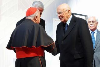 Il Presidente Giorgio Napolitano saluta l'Arcivescovo di Milano S.E. Rev.ma Card. Dionigi Tettamanzi, in occasione dell'inaugurazione della nuova sede della Regione Lombardia