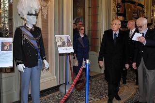 Il Presidente Giorgio Napolitano con il Ten. Col. Vincenzo Ciaraffa, durante la visita alla mostra di uniformi e mezzi storici &quot;I primi 150 anni&quot;