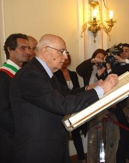 Il Presidente Giorgio Napolitano firma l'Albo d'Onore del Comune