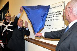 Il Presidente Giorgio Napolitano durante lo scoprimento di una targa ricordo all'Università dell'Insubria