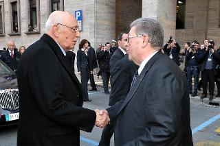 Il Presidente Giorgio Napolitano accolto dal Dott. Bruno Amoroso, Presidente della Camera di Commercio al suo arrivo sulla Piazza Monte Grappa
