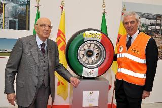 Il Presidente Giorgio Napolitano con il Dott. Marco Tronchetti Provera nel corso della visita allo Stabilimento Pirelli