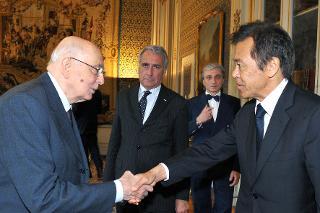 Il Presidente Giorgio Napolitano accoglie il Signor Hiroyasu Ando, Ambasciatore del Giappone, nel suo studio al Quirinale