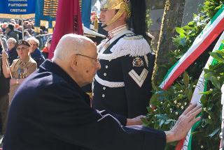 Il Presidente Giorgio Napolitano depone una corona d'alloro sulla lapide posta all'ingresso delle Cave Ardeatine