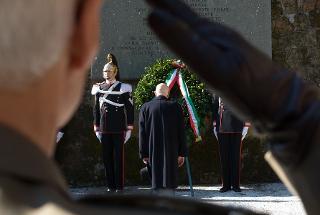 Il Presidente Giorgio Napolitano depone una corona d'alloro sulla lapide posta all'ingresso delle Cave Ardeatine