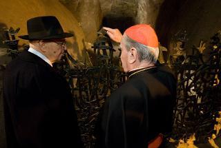 Il Presidente Giorgio Napolitano con S.E. il Cardinale Andrea Cordero Lanza di Montezemolo, davanti alla Fossa dell'eccidio