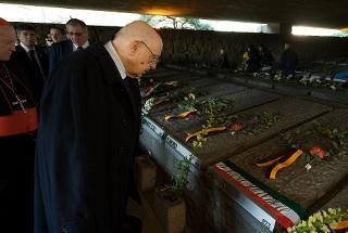 Il Presidente Giorgio Napolitano con S.E. il Cardinale Andrea Cordero Lanza di Montezemolo dinanzi alla tomba di Salvatore La Rosa, una delle ultime due vittime identificate