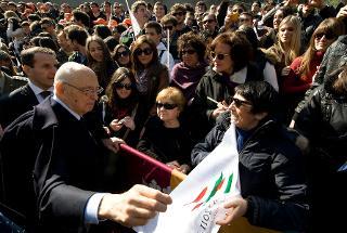 Il Presidente Giorgio Napolitano al termine della cerimonia commemorativa del 67° anniversario dell'eccidio delle Fosse Ardeatine