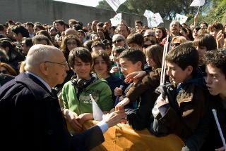 Il Presidente Giorgio Napolitano al termine della cerimonia commemorativa del 67° anniversario dell'eccidio delle Fosse Ardeatine saluta i ragazzi delle scuole che hanno partecipato alla celebrazione