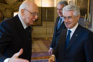 Il Presidente Giorgio Napolitano accoglie il Presidente di Poste Italiane, Giovanni Ialongo