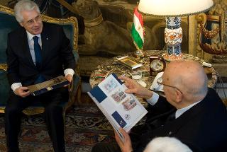 Il Presidente Giorgio Napolitano con il Presidente di Poste Italiane Giovanni Ialongo, in occasione della presentazione dell'emissione filatelica celebrativa del 150° anniversario dell'Unità d'Italia