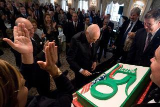 Il Presidente Giorgio Napolitano festeggia con una rappresentanza della comunità italiana