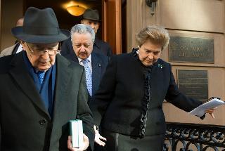 Il Presidente Giorgio Napolitano, accompagnato dalla Baronessa Mariuccia Zerilli Marimò, lascia l'omonima &quot;Casa italiana&quot;, al termine della visita