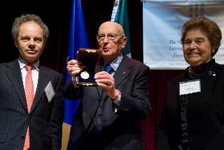 Il Presidente Giorgio Napolitano mostra la medaglia della NYU, consegnata dal Professor Richard L. Revesz