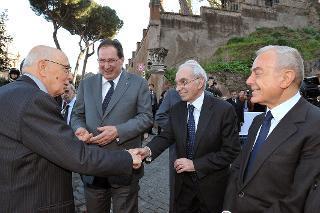 Il Presidente Giorgio Napolitano accolto dal prof. Giuliano Amato, dal Sottosegretario Gianni Letta e dal Ministro Galan in occasione dell'inaugurazione della Mostra &quot;Regioni e Testimonianze d'Italia&quot;