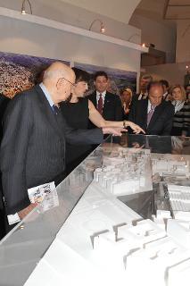 Il Presidente Giorgio Napolitano con Renata Polverini nel corso della visita al Padiglione della Regione Lazio