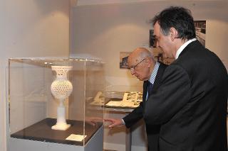 Il Presidente Giorgio Napolitano con Enrico Rossi, nel corso della visita al Padiglione della Regione Toscana, allestita al Complesso Monumentale del Vittoriano