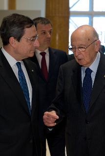 Il Presidente Giorgio Napolitano con il Governatore della Banca d'Italia Mario Draghi, nel corso della visita alla mostra &quot;La moneta dell'Italia unita: dalla lira all'euro&quot;
