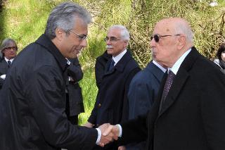 Il Presidente Giorgio Napolitano accolto da Giovanni Chiodi, Presidente della Regione Abruzzo, in occasione della Messa in ricordo delle vittime del terremoto del 6 aprile 2009