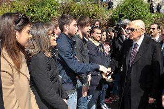 Il Presidente Giorgio Napolitano con una rappresentanza di studenti in occasione della Messa in ricordo delle vittime del terremoto del 6 aprile 2009
