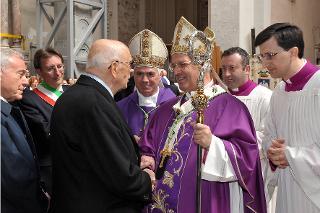 Il Presidente Giorgio Napolitano con S.E. Rev.ma l'Arcivescovo Metropolita Giuseppe Molinari al termine della Messa in ricordo delle vittime del terremoto