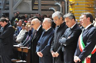 Il Presidente Giorgio Napolitano durante la Messa in ricordo delle vittime del terremoto del 6 aprile 2009, nella Basilica di Santa Maria di Collemaggio