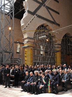 Il Presidente Giorgio Napolitano nel corso della Messa in ricordo delle vittime del terremoto del 6 aprile 2009 nella Basilica di Santa Maria di Collemaggio