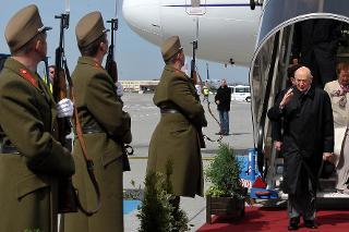 Il Presidente Giorgio Napolitano al suo arrivo all'Aeroporto Ferihegy 2 di Budapest, in occasione del vertice informale Multilaterale dei Capi di Stato dell'Arraiolos Group &quot;Uniti per l'Europa&quot;