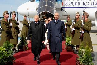 Il Presidente Giorgio Napolitano al suo arrivo all'Aeroporto Ferihegy 2 di Budapest, in occasione del vertice informale Multilaterale dei Capi di Stato dell'Arraiolos Group &quot;Uniti per l'Europa&quot;