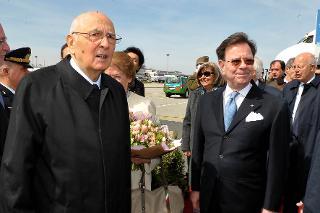 Il Presidente Giorgio Napolitano con l'Ambasciatore Giovan Battista Campagnola al suo arrivo all'Aeroporto Ferihegy 2 di Budapest, in occasione del vertice informale dei Capi di Stato dell'Arraiolos Group &quot;Uniti per l'Europa&quot;